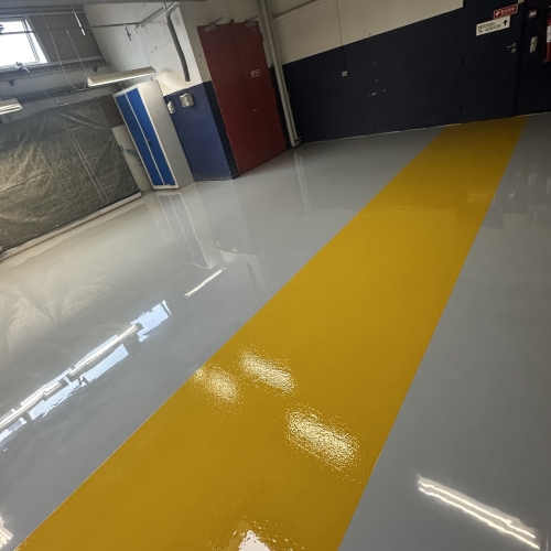 Epoxy gulv med gul stribe i Vejle