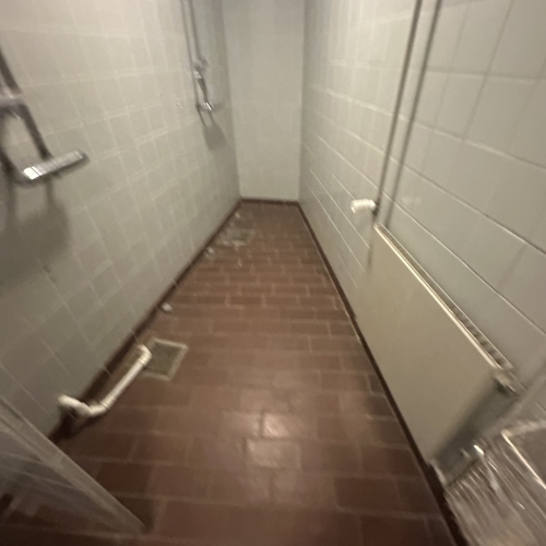 Baderum med flisegulv klar til epoxy behandling – epoxy gulv i Horsens