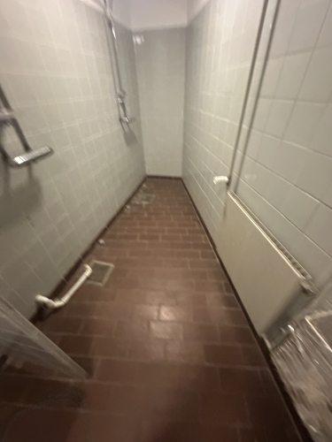 Baderum med flisegulv klar til epoxy behandling – epoxy gulv i Horsens